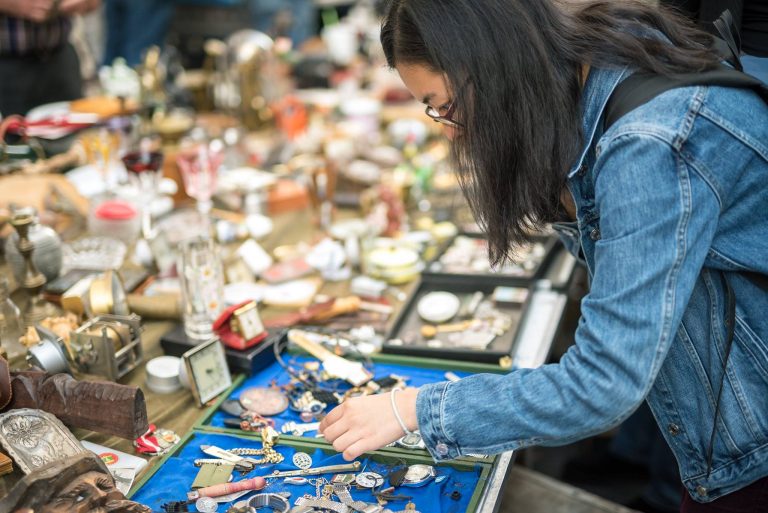 Einkaufen beim Flaniermarkt in der Neubaugasse, 1070 Wien