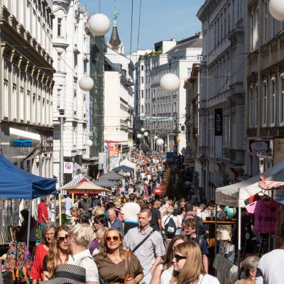 Blick in die Straße beim Flaniermarkt in der Neubaugasse 1070 Wien