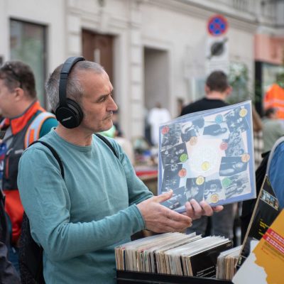 Stöbern beim Flaniermarkt in der Neubaugasse in 1070 Wien